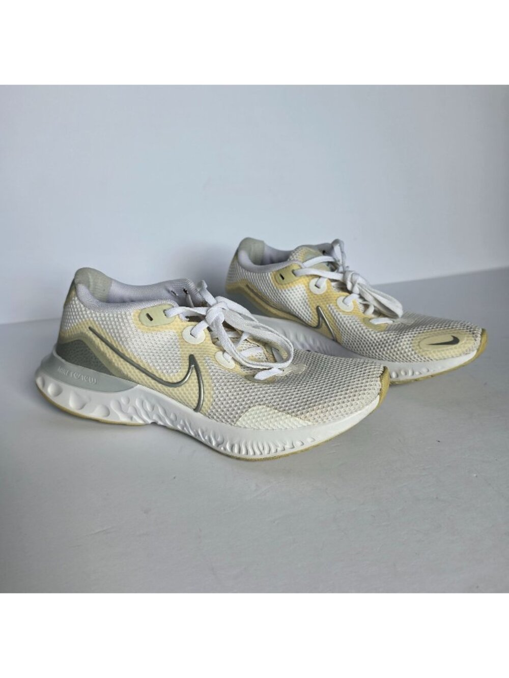 Nike Renew Run Women’s 10 White Gray CK6360-003 Cushioned Running Sneakers